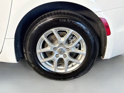 Used 2023 Chrysler Pacifica Touring-L image 37