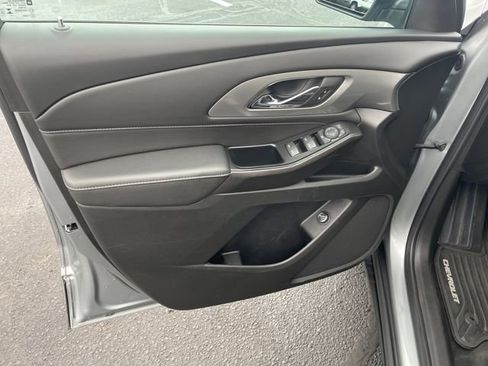 Used 2023 Chevrolet Traverse LT image 10