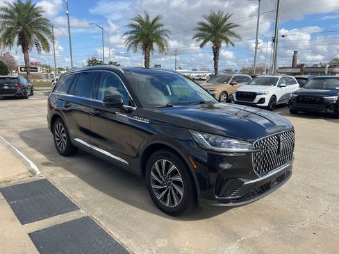 Used 2025 Lincoln Aviator Premiere w/ Equipment Group 101A image 2