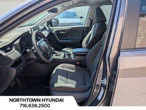 Used 2025 Toyota RAV4 XLE AWD/4WD image 9