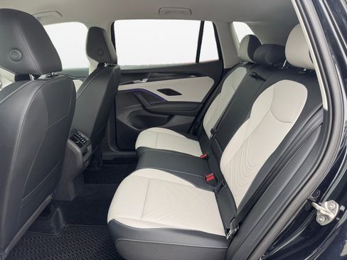 Certified 2025 Volkswagen Tiguan SE image 16