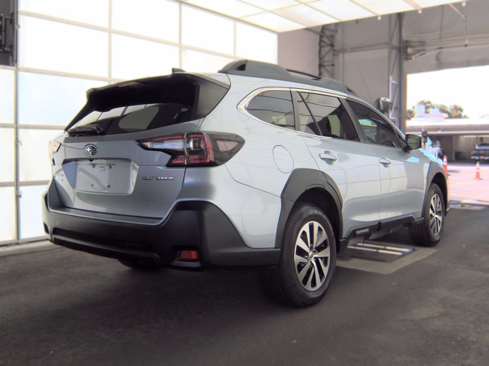 Used 2023 Subaru Outback Premium AWD/4WD image 2