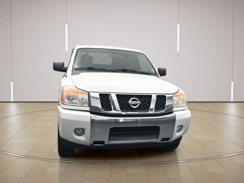 Used 2015 Nissan Titan SV w/ SV Value Truck Package RWD image 2