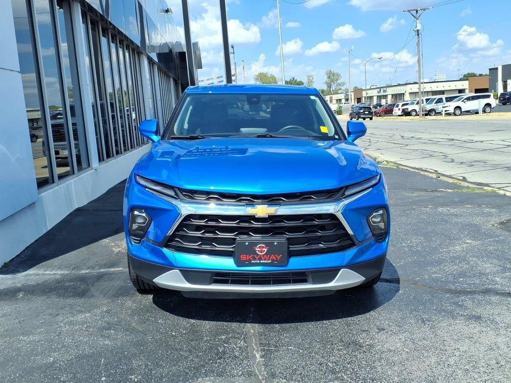 Used 2025 Chevrolet Blazer LT FWD image 2