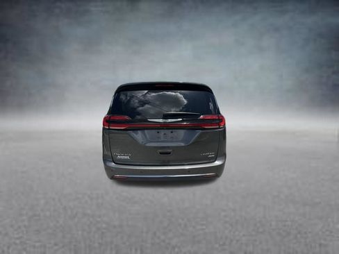 Used 2021 Chrysler Pacifica Limited AWD/4WD image 6