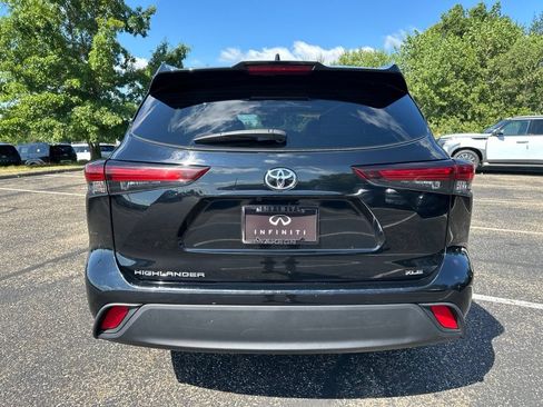 Used 2024 Toyota Highlander XLE FWD image 12