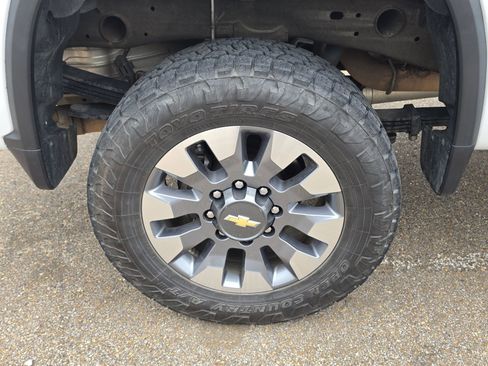 Used 2022 Chevrolet Silverado 2500 Custom w/ Custom Convenience Package AWD/4WD image 6