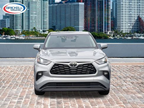 Used 2023 Toyota Highlander LE image 2