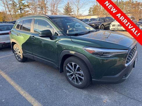 Used 2023 Toyota Corolla Cross XLE image 3
