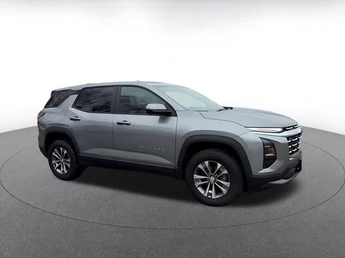 Used 2025 Chevrolet Equinox LT image 2