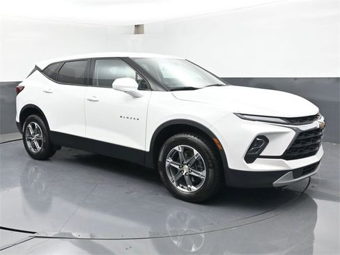 Used 2023 Chevrolet Blazer LT image 2