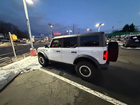 Used 2023 Ford Bronco Badlands image 2