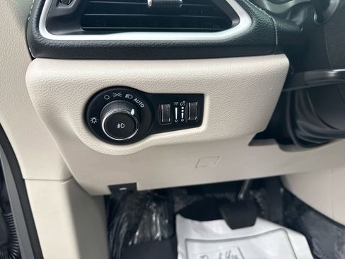 Used 2023 Chrysler Pacifica Touring-L image 11