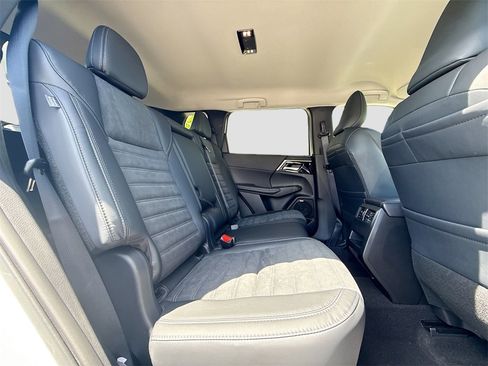 New 2025 Mitsubishi Outlander SE image 29