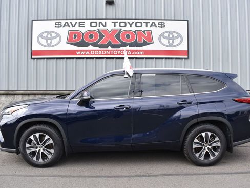 Used 2022 Toyota Highlander XLE AWD/4WD image 4