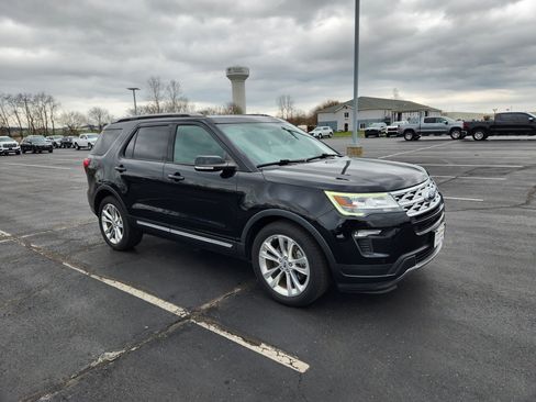 Used 2018 Ford Explorer XLT w/ Equipment Group 202A image 9