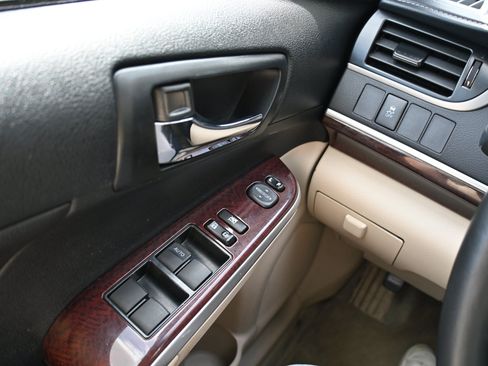 Used 2014 Toyota Camry XLE w/ Leather Package FWD image 9