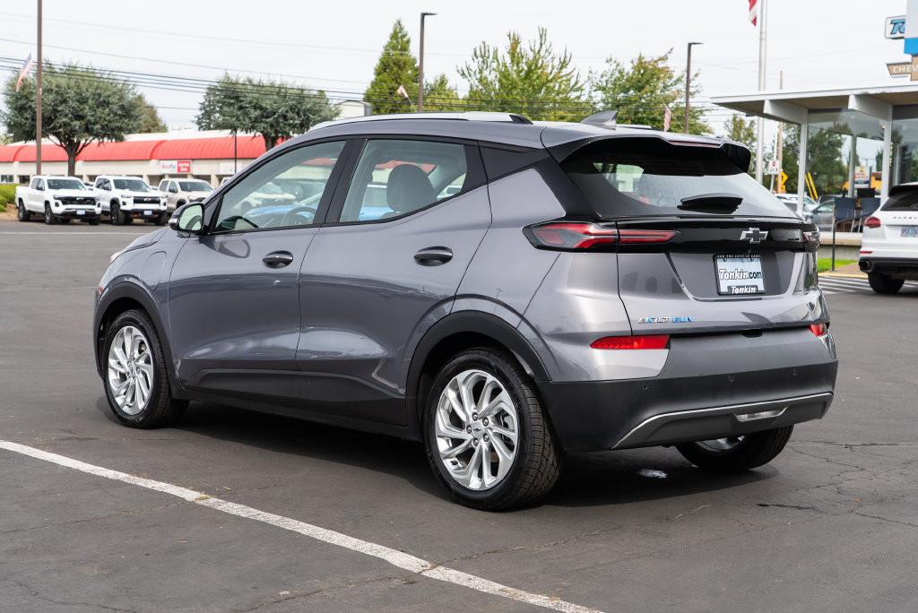 Used 2023 Chevrolet Bolt EUV LT w/ Comfort Package FWD image 4