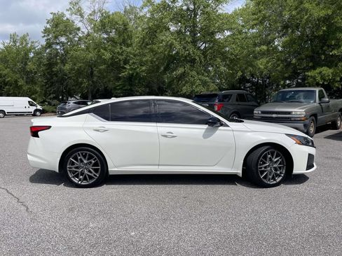 Used 2024 Nissan Altima 2.0 SR FWD image 2
