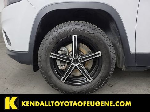 Used 2019 Jeep Cherokee Latitude Plus AWD/4WD image 9