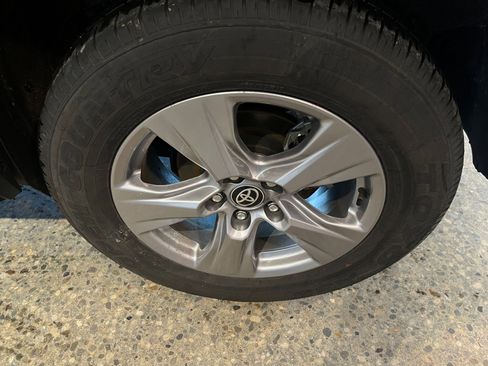 Used 2025 Toyota RAV4 XLE image 30