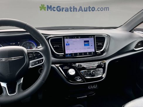 Used 2025 Chrysler Pacifica Select FWD image 11