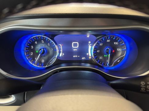 Used 2024 Chrysler Pacifica Touring-L FWD image 16