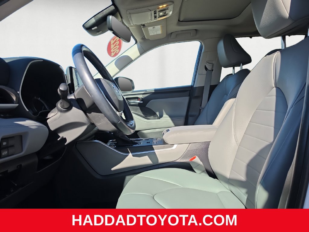 Used 2022 Toyota Highlander XLE AWD/4WD image 10