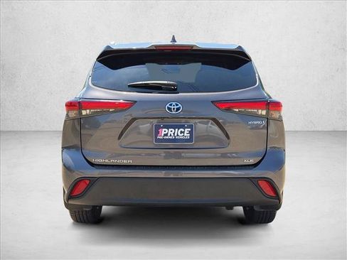Used 2022 Toyota Highlander XLE FWD image 6