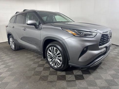 Used 2025 Toyota Highlander Platinum image 1