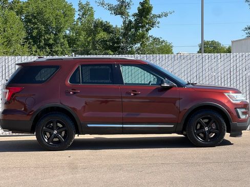 Used 2016 Ford Explorer XLT AWD/4WD image 3