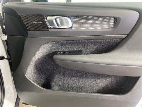 Used 2022 Volvo XC40 T5 R-Design w/ Advanced Package image 11