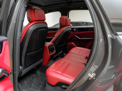 Used 2023 Porsche Cayenne Platinum Edition AWD/4WD image 40