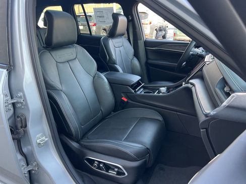 New 2024 Jeep Grand Cherokee Overland w/ Luxury Tech Group IV AWD/4WD image 26