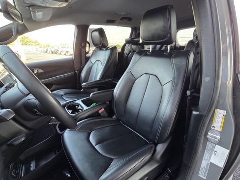Used 2025 Chrysler Pacifica Select FWD image 46