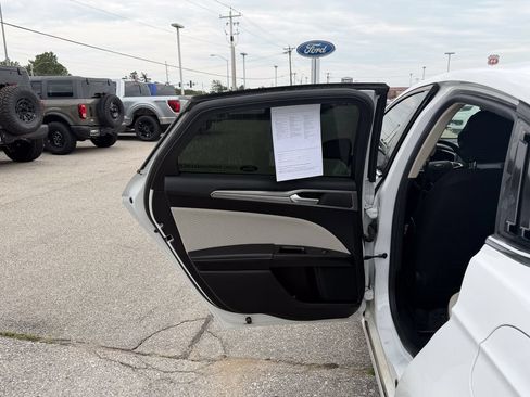 Used 2019 Ford Fusion SE w/ Equipment Group 151A FWD image 15