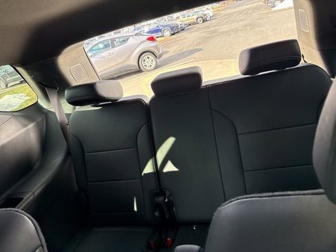 Used 2025 Chevrolet Traverse LT image 26