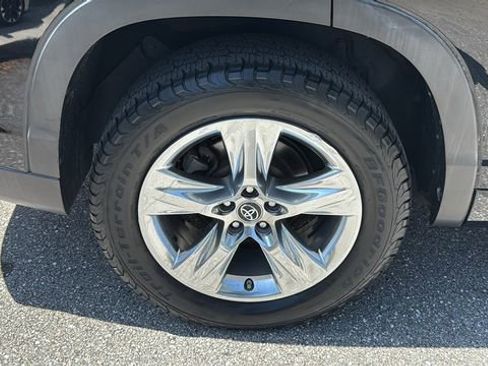 Used 2019 Toyota Highlander Limited image 12