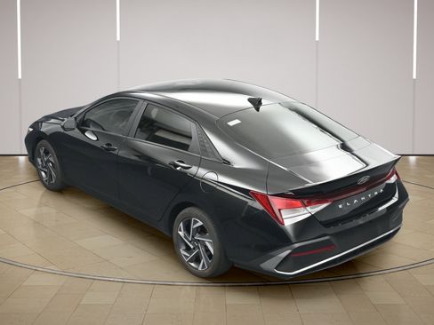 Used 2025 Hyundai Elantra Sport FWD image 34