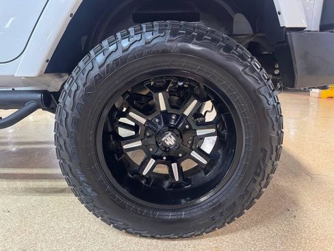 Used 2016 Jeep Wrangler Unlimited Rubicon w/ Connectivity Group AWD/4WD image 43