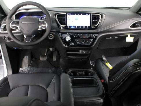 New 2027 Chrysler Pacifica Select FWD image 9