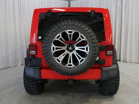 Used 2018 Jeep Wrangler Unlimited Sahara AWD/4WD image 32