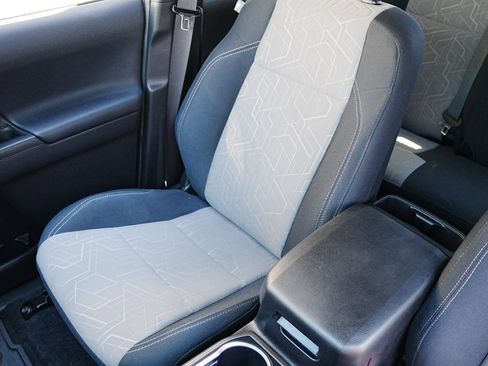 Used 2022 Toyota Tacoma TRD Off-Road image 11