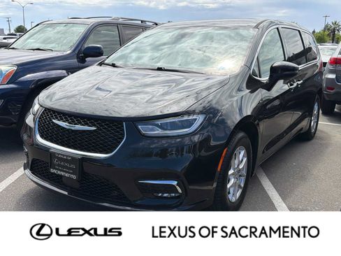 Used 2023 Chrysler Pacifica Touring-L FWD image 1