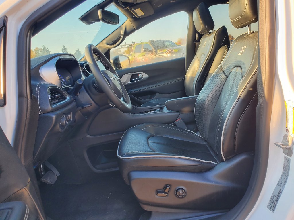 Used 2025 Chrysler Pacifica Limited FWD image 22