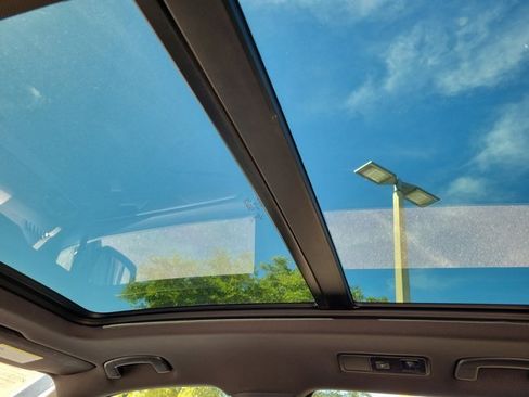 Used 2023 Volkswagen Tiguan SE R-Line image 17