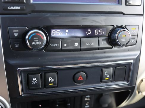 Used 2017 Nissan Titan SL image 29