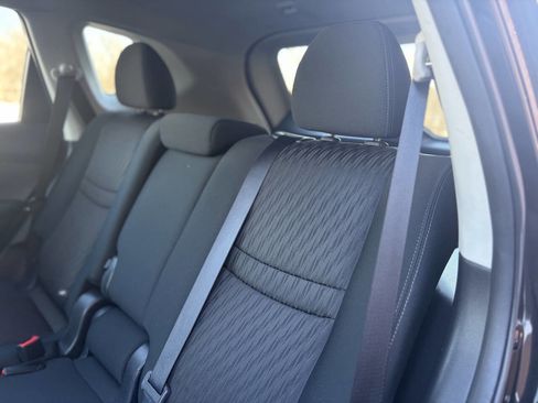 Used 2017 Nissan Rogue SV image 17