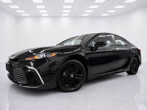 Used 2026 Toyota Camry SE FWD image 4