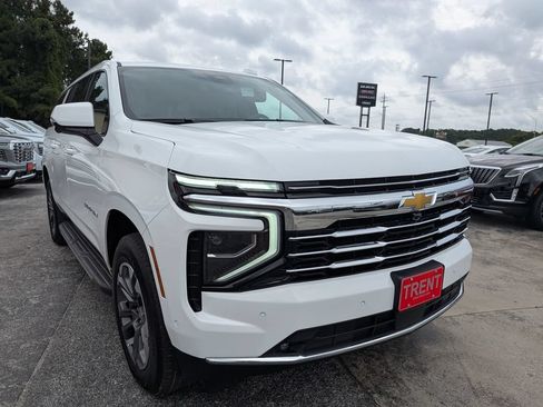 Used 2025 Chevrolet Suburban LT w/ Comfort Package AWD/4WD image 5